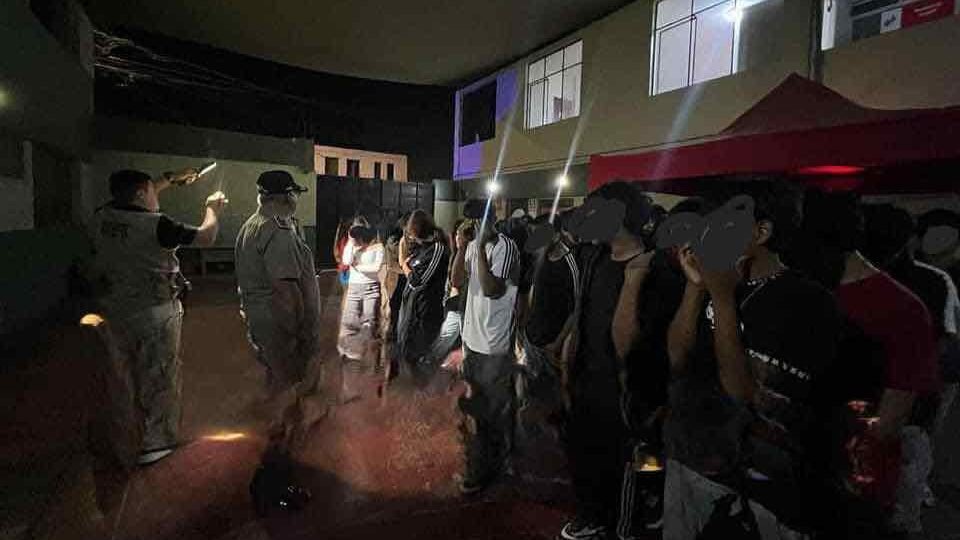 Operativo policial descubre a 43 menores en Discoteca Las Rocas